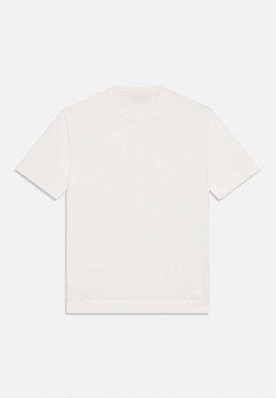 Camiseta blanca de algodón con mangas cortas, cuello redondo y un corte holgado. Textura suave, diseño minimalista, sin marcas ni detalles visibles.