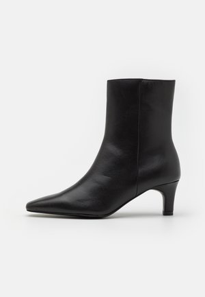 Marks & Spencer WIDE FIT - Klasične gležnjače - black