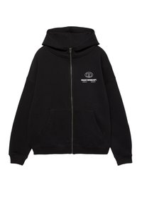 Schwarzer Kapuzenpullover mit Fronttaschen und weißem "Project Division Dept."-Text sowie Logo auf der linken Brust, dargestellt vor einem weißen Hintergrund.