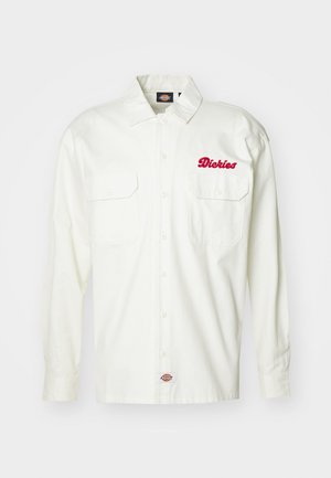 Camicia bianca a maniche lunghe con due tasche frontali, logo "Dickies" ricamato in rosso, design con bottoni e materiale in cotone resistente.