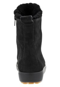 Stivaletti neri in suede con finitura testurizzata, chiusura con zip e morbido rivestimento interno nero, dotati di una suola in gomma resistente con tacchettature arancioni.