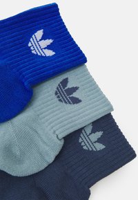 adidas Originals MID ANKLE UNISEX 3 PACK - Chaussettes - blue/magic grey/preloved ink