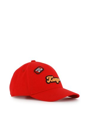 Rode baseballpet met geborduurde patches met de teksten "You Win" en "Kenzo" aan de voorkant.