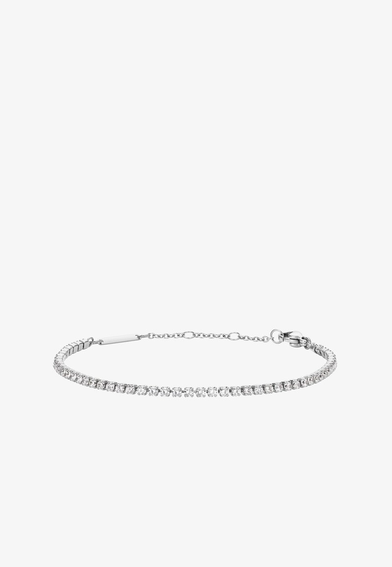 Bracelet de tennis en argent avec petites pierres claires taillées rondes et fermoir sécurisé à fermeture mousqueton sur fond blanc.