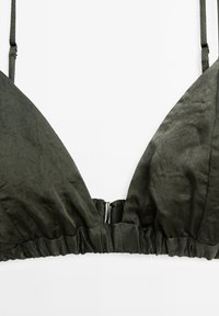 Olivově zelený trojúhelníkový bralet s texturovanou tkaninou, nastavitelné ramínka a shromážděný elastický lem. Obsahuje zacvakávací zapínání na zádech.