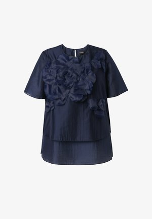 Marineblaue Kurzarmbluse mit geschichtetem Stoff und großer Blumenapplikation auf der Vorderseite, abgerundetem Ausschnitt und leichtem High-Low-Saum.