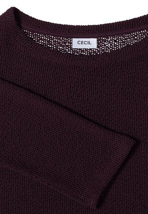 Dunkellila gestrickter Pullover mit langen Ärmeln und einem weißen Etikett mit der Aufschrift „CECIL“ im Nackenbereich innen.