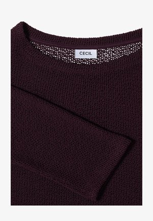 Dunkellila gestrickter Pullover mit langen Ärmeln und einem weißen Etikett mit der Aufschrift „CECIL“ im Nackenbereich innen.