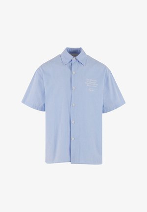 Vaaleansininen lyhythihainen nappikauluspaita, jossa on valkoiset raidat, klassinen kaulus ja pieni brodeerattu kuvio rinnassa.