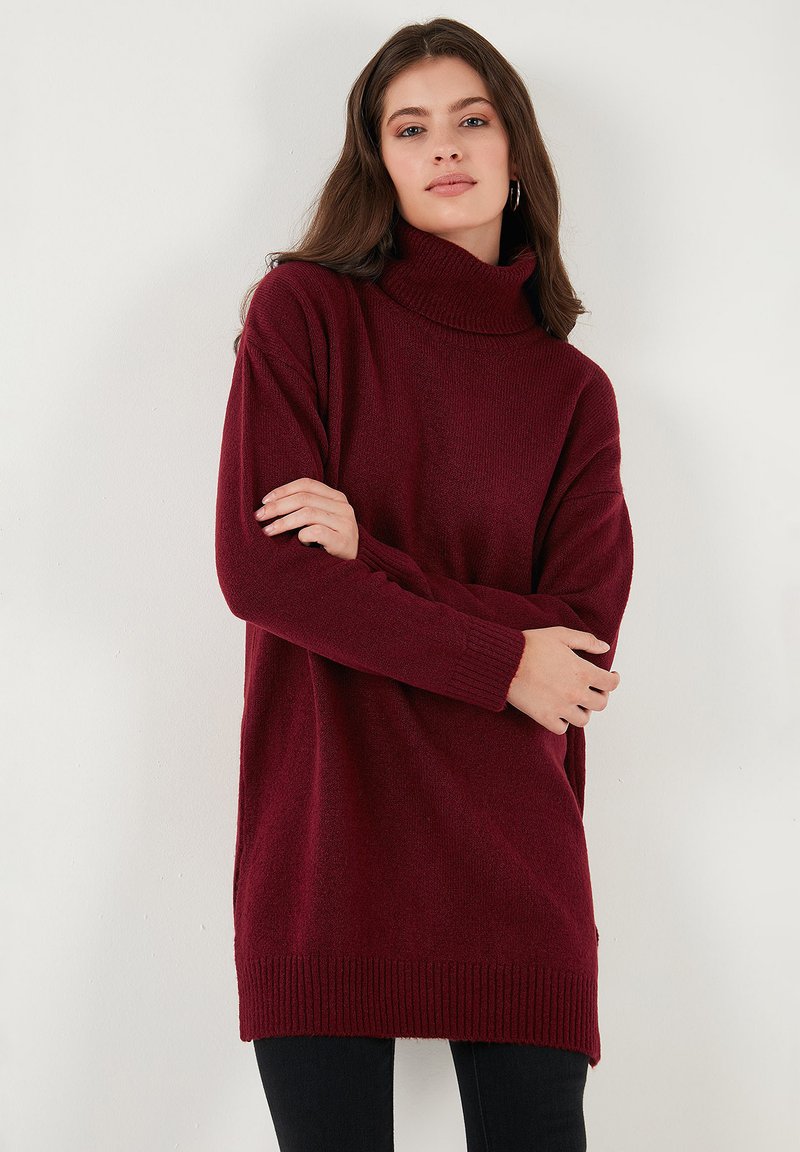 Burgunderfarbener Rollkragenpullover mit entspannter Passform, gerippten Bündchen und Saum. Weicher Stoff, mittellange Gestaltung, geeignet für das Schichten.