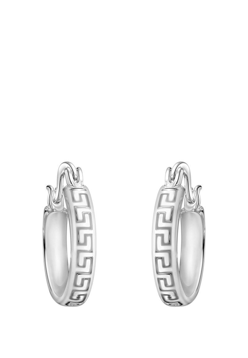 Silver hoopörhängen med ett geometriskt mönster. Designen inkluderar en polerad finish och intrikat graverade detaljer längs kanten.