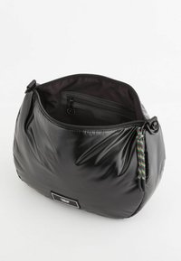 Sort, blank, polstret taske med en rundet form. Har en lynlås i toppen, indvendig lomme og farverigt stofakcent på lynlåsdragten.