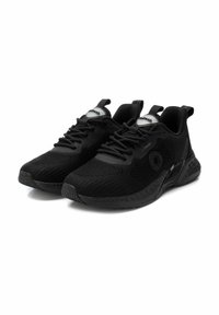 Zapatillas deportivas negras con parte superior de malla transpirable, diseño texturizado, suela de goma sólida y cordones para un ajuste seguro. Detalles del logo como acento.