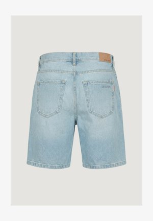 Světlé modré džínové šortky se dvěma zadními kapsami, poutky na opasek a hnědou koženou značkou na pásku.