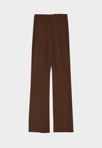Pantalon marron à jambes larges avec une texture lisse et deux plis à l'avant. Taille haute avec une silhouette ajustée. Pas de poches visibles ni de bijoux.
