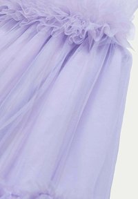 Abito in tulle lavanda con morbidi volant a strati sul corpetto, tessuto leggero e trasparente, e una silhouette fluida.