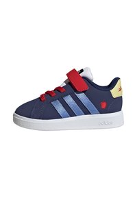 Marinblå syntetiska sneakers med tre ljusblå ränder, röda snören och en röd äppellogo. Har en vit sula och kardborremuss.