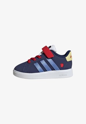 Zapatillas sintéticas en azul marino con tres franjas azul claro, cordones rojos y un logo de manzana roja. Cuentan con una suela blanca y una correa de Velcro.