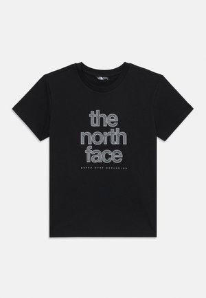 Melna kokvilnas T-kreksa ar lielu baltu un pelēku tekstu "the north face" un mazāku tekstu "NEVER STOP EXPLORING" zem tā.