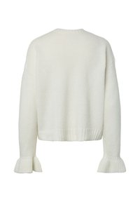 Λευκό πλεκτό πουλόβερ με άνετη εφαρμογή, διαθέτει ραβδωτή υφή και φαρδιά μανίκια που φουσκώνουν στην άκρη. Η πλάτη έχει στρογγυλή λαιμόκοψη και χαμηλωμένους ώμους.