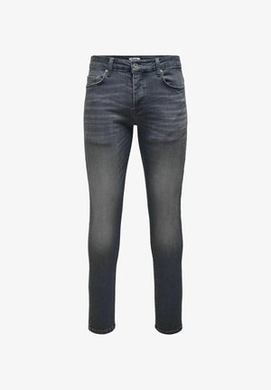 Jeans en denim gris foncé avec une coupe slim, comportant cinq poches, une fermeture éclair et un léger dégradé pour la texture. Étiquette de rangement visible.