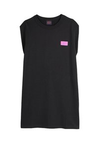 T-shirt sans manches noir en coton, avec un col rond et une petite étiquette logo rose sur le côté gauche de la poitrine. Texture lisse.