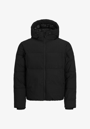 Zwarte pufferjack met capuchon, ritssluiting, horizontale stiksels en zijzakken. Heeft een matte afwerking en een eenvoudig ontwerp.