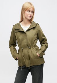 Μπουφάν σε ελιά πράσινο χρώμα με κορδόνι στη μέση και κουκούλα, με φερμουάρ μπροστά και διακοσμητικά κουμπιά με κλιπ, κατασκευασμένο από απαλό ύφασμα.