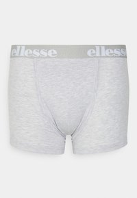 Grau Baumwoll-Boxershorts mit einem weichen elastischen Bund, auf dem das "ellesse"-Logo in Weiß zu sehen ist. Glatte Textur mit einem körpernahen Design.