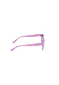 Lunettes de soleil en acétate rose avec une monture rectangulaire, présentant des branches fines et un détail de logo sur le côté. Les verres sont teintés de gris.