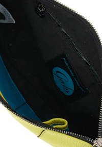 Clutch in pelle di un vivace giallo con una superficie texture. L'interno presenta un rivestimento nero e accenti blu, inclusa una tasca con zip.