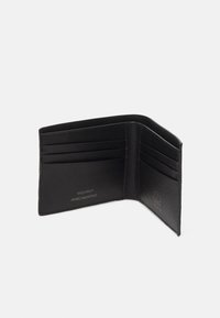 Cartera de cuero negro con acabado texturizado, que cuenta con múltiples ranuras para tarjetas y un diseño interior sencillo. Incluye un detalle del logo en relieve en plata.