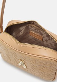 Patrizia Pepe BORSA BAG - Borsa a tracolla - pompei beige