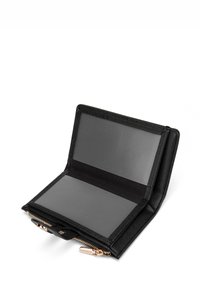 Portafoglio zip nero con esterno testurizzato, doppie scomparti e slot trasparenti per carte. Presenta hardware e cerniera in tonalità oro.