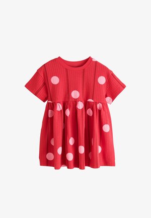 Rochie roșie cu mâneci scurte pentru copii mici, cu buline mari roz pal și fustă adunată, material texturat.