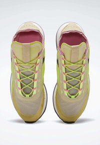 Baskets à lacets présentant un mélange de mesh jaune, vert et beige avec des accents roses et des détails à motifs. Semelle texturée pour une meilleure adhérence.