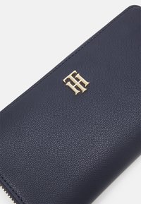 Tommy Hilfiger TIMELESS LARGE  - Geldbörse - space blue