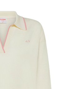 Polo shirt color crema con colletto e cuciture rosa. Presenta una scollatura a V e un piccolo logo ricamato sul petto.