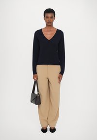 CLOSED V NECK LONG SLEEVE - Džemperis - dark night