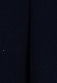 Tessuto blu navy con una trama fine e strutturata. La superficie presenta sottili rilievi, che indicano un materiale resistente adatto per l'abbigliamento.