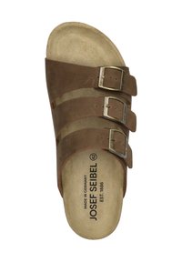 Bruine leren sandaal met drie verstelbare bandjes en messing gespen. Getextureerde binnenzool, platte zool, reliëf merknaam en maatdetails.