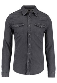 Mörkgrå denimskjorta med lång ärm, tryckknappar, spetsig krage och två framfickor med klaff och knappstängning.