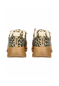 Un paio di sneaker con stampa leopardata, dotate di colli imbottiti beige e suole in gomma spessa color tan, viste da dietro con linguette con logo.