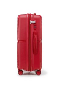 Maleta rígida roja con una superficie texturizada, cerradura de combinación de tres dígitos, asa superior y cuatro ruedas para facilitar el desplazamiento.