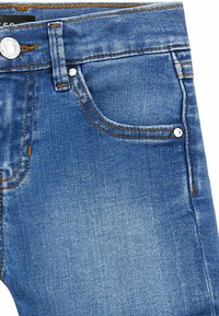 Jeans in denim blu con una finitura leggermente sbiadita, caratterizzati da cuciture arancioni, una tasca frontale e accessori in argento.