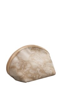 Bustina cosmetica beige con una texture morbida e liscia, caratterizzata da una stampa mappa sottile in marrone chiaro, chiusura con zip e forma arrotondata.