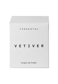 Weiße Verpackung für eine Duftkerze. Enthält minimalistischen schwarzen Text: "TANGENTGC VETIVER" und "bougie parfumée" in unterschiedlichen Schriftgrößen.