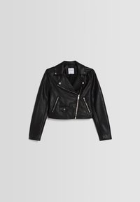 Czarna skórzana kurtka motocyklowa z krótkim fasonem, asymetrycznym zapięciem na zamek, srebrnymi elementami i kieszeniami na zamek. Gładka tekstura.