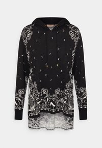 Sudadera negra con patrón de paisley blanco, bolsillo canguro frontal, capucha con cordón y mangas largas, con una tela texturizada y un dobladillo translúcido.