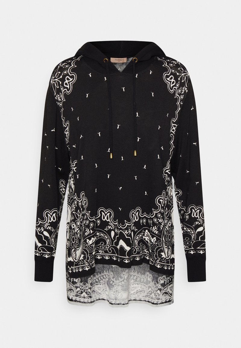 Sudadera negra con patrón de paisley blanco, bolsillo canguro frontal, capucha con cordón y mangas largas, con una tela texturizada y un dobladillo translúcido.
